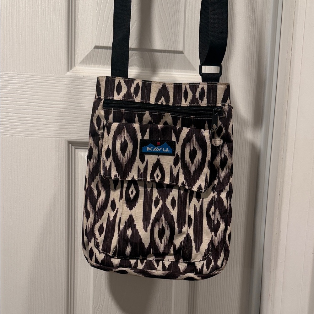 Kavu Crossbody Bag in Black and Cream Ikat